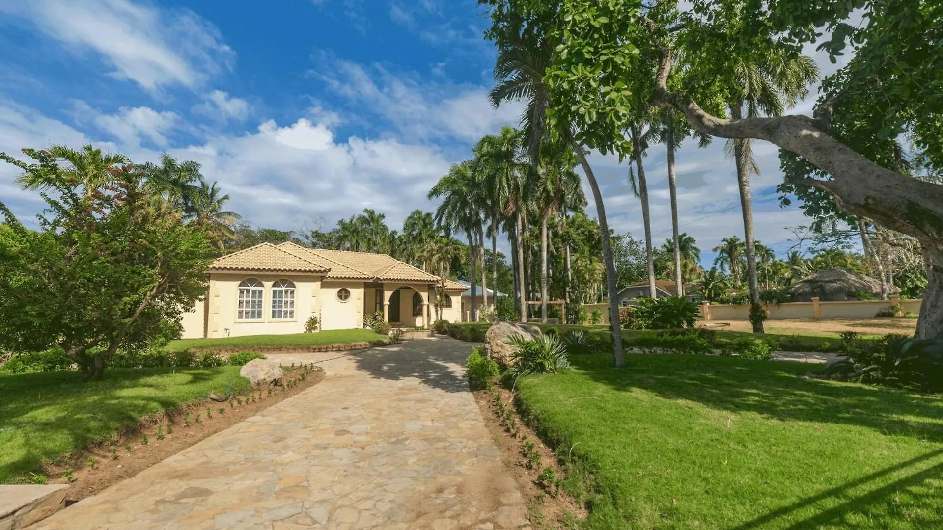 Villa Casati Pearl House, Big House With Private Pool à Bombita